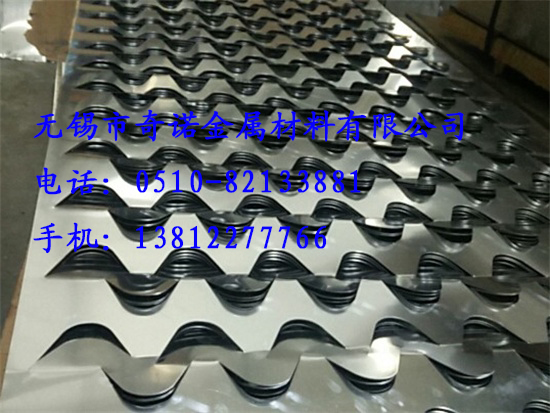 超寬鋁板在每次鋸切時(shí)都要及時(shí)清理鋸切產(chǎn)生的切削鋸末