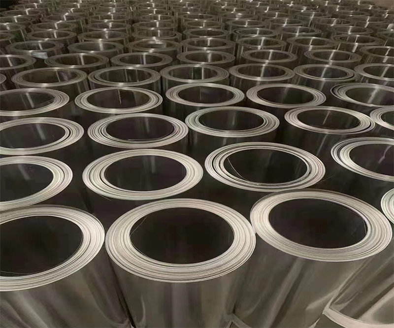 鋁卷的利用帶來了車輛重量的大幅度降低這直接提高了燃油效率和運輸效率